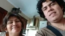 Dos personas mirando a la cámara en un interior.